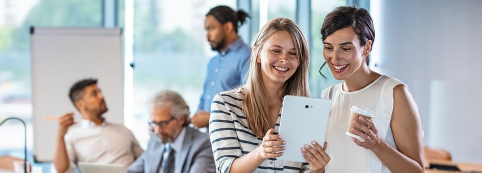 domenii de activitate firme - femei, tableta - Pluxee IMM Connect