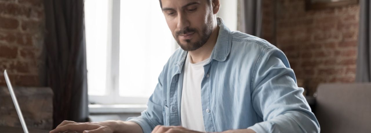 Regim hibrid de lucru -barbat la birou- Pluxee IMM Connect