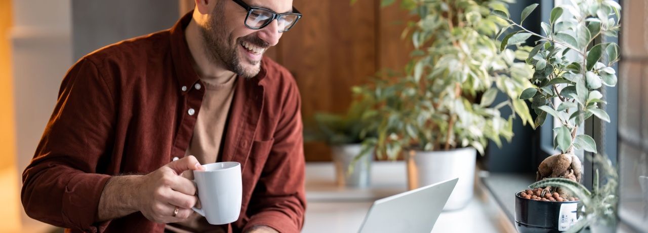 regim de lucru hibrid- barbat, laptop-Pluxee IMM Connect