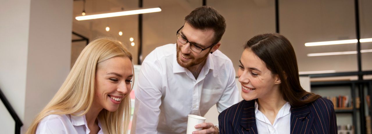 Mentor explicând sarcini unui intern într-o companie - Pluxee IMM Connect Mentor explicând sarcini unui intern într-o companie - Pluxee IMM Connect