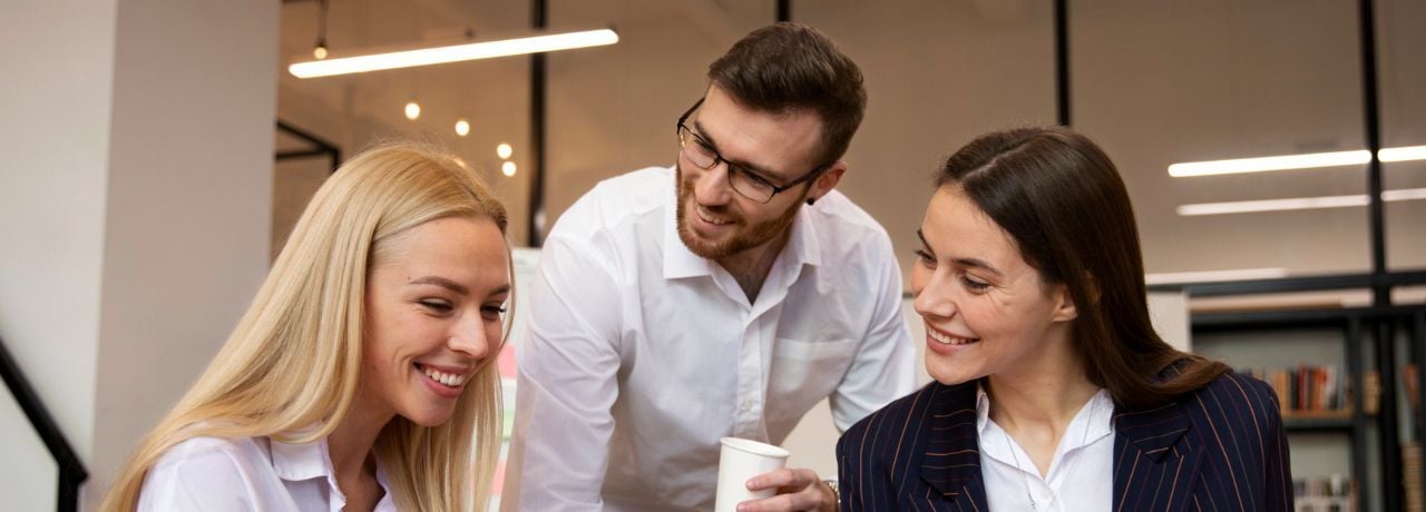 Mentor explicând sarcini unui intern într-o companie - Pluxee IMM Connect